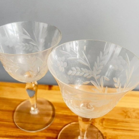 Lot of 2 Vintage cordial Glasses Clear Glass Floral Pattern - Picture 6 of 10